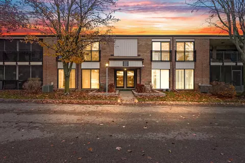 18347 University Park Dr, Livonia, MI 48152