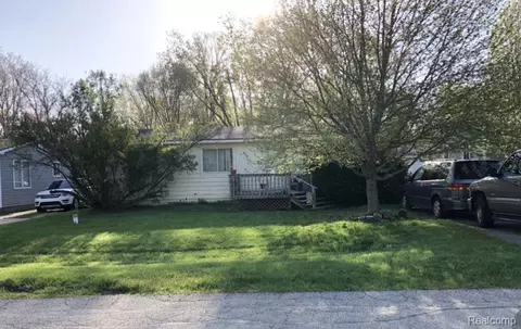 5100 Lakeborn Dr, White Lake, MI 48383