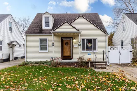 19600 Avalon St, Saint Clair Shores, MI 48080