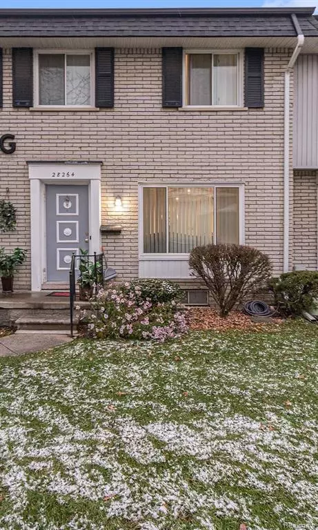 28264 Universal Dr #82, Warren, MI 48092