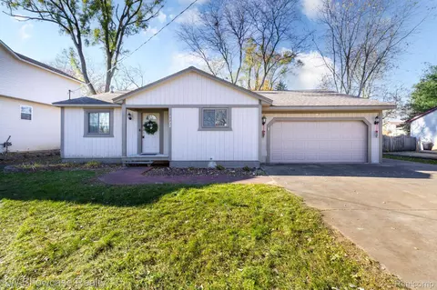 1170 Fairview St, White Lake, MI 48386