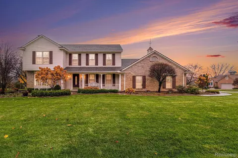 822 Augusta Dr, Rochester Hills, MI 48309