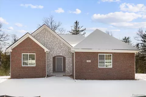 525 Lake Manitou Trl, Oxford, MI 48371