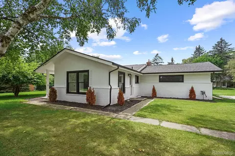 2758 Hillendale Dr, Rochester Hills, MI 48309