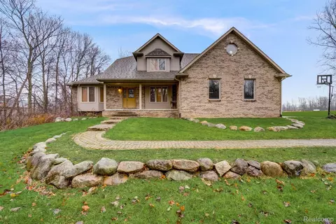 4901 Sandhill Rd, Almont, MI 48003