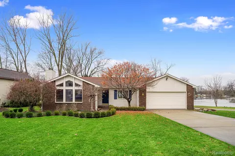 3400 Alisa Ln, Waterford, MI 48328