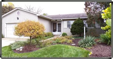 400 Maple Dr, Linden, MI 48451