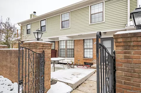 31107 Country Blf, Farmington Hills, MI 48331