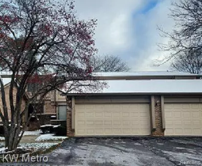 31402 Hunters Circle Dr, Farmington Hills, MI 48334