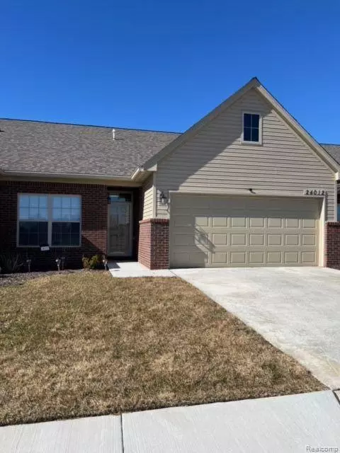24012 White Pine St, Flat Rock, MI 48134