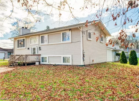 10524 Wallace Lake Dr, Brighton, MI 48114