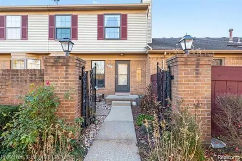 31242 Country Way 2 Way, Farmington Hills, MI 48331