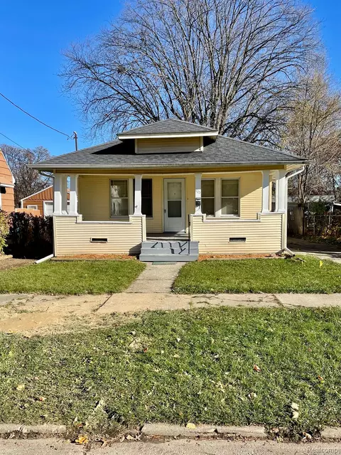 1105 Christopher St, Flint, MI 48503 photo 1