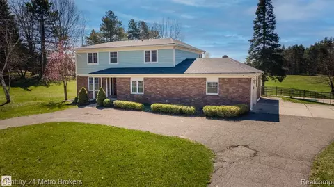 12520 Buno Rd, Milford, MI 48380