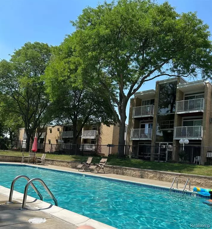 4909 Crooks Rd E 11, Royal Oak, MI 48073 30 Photos Movoto