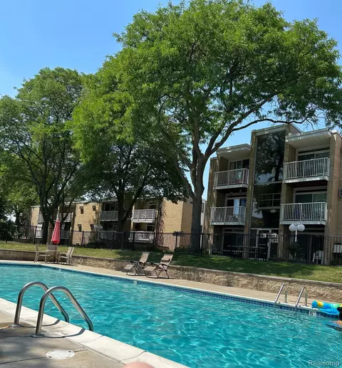 4909 Crooks Rd #E 11, Royal Oak, MI 48073