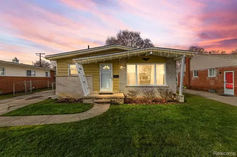 1211 N Selfridge Blvd, Clawson, MI 48017