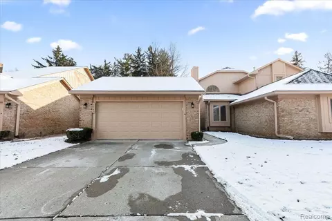 22245 River Ridge Trl, Farmington Hills, MI 48335