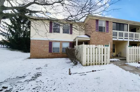 61079 Greenwood Dr, South Lyon, MI 48178