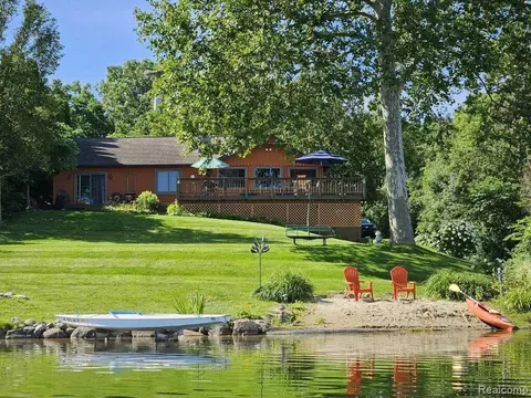 590 Knollwood Dr, Lake Orion, MI 48362