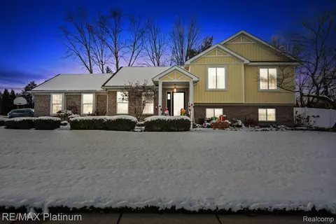 10166 Curtis Dr, Pinckney, MI 48169