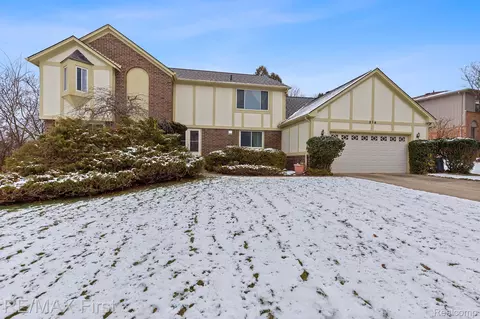 854 Stanford Cir, Rochester Hills, MI 48309