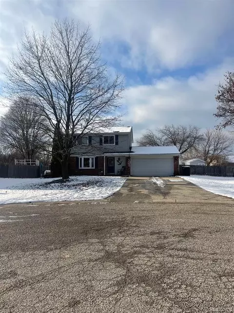 5277 Old Cove Rd, Clarkston, MI 48346