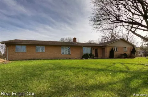 11450 Hyne Rd, Brighton, MI 48114
