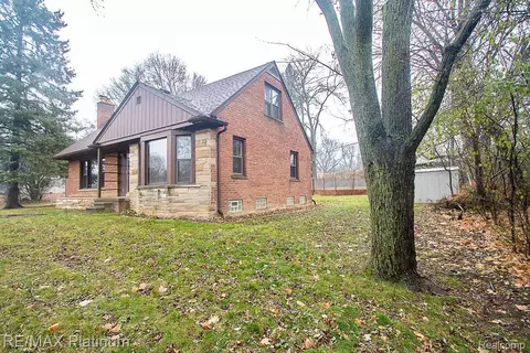 33166 Raphael Rd, Farmington Hills, MI 48336