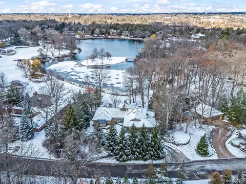 4839 W Wickford, Bloomfield Township, MI 48302