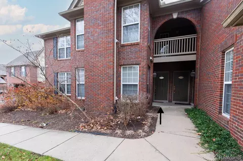 28460 Carlton Way Dr, Novi, MI 48377
