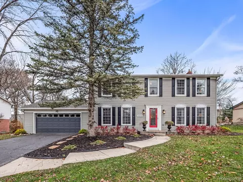 1015 Brenthaven Dr, Bloomfield Hills, MI 48304