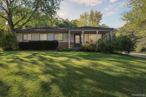 61801 Fairland Dr, Lyon, MI 48178