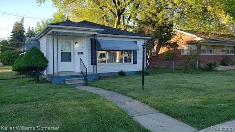 17705 Stephens Dr, Eastpointe, MI 48021