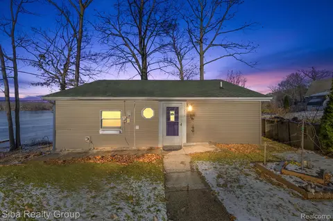 5271 Wayne Rd, White Lake, MI 48383