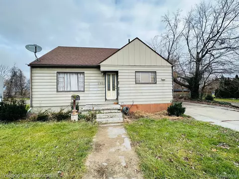 1905 Water St, Port Huron, MI 48060