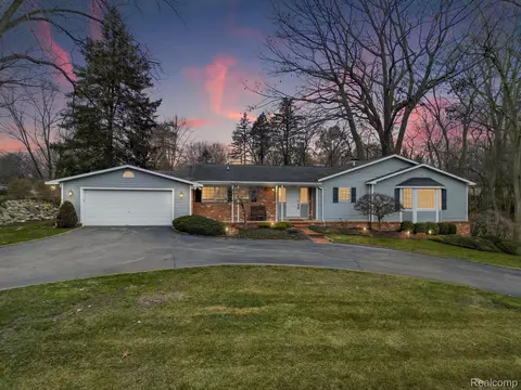 1675 Northumberland Dr, Rochester Hills, MI 48309