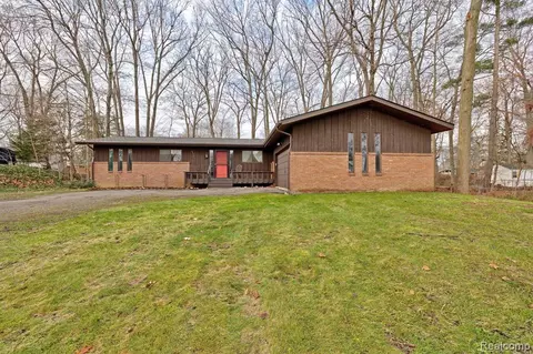 5653 Kingfisher Ln, Clarkston, MI 48346