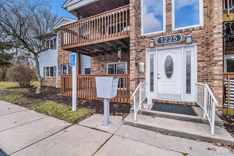 1225 Harbour Dr #28, Trenton, MI 48183