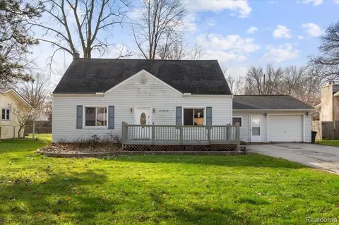 27710 Ponchartrain St, Harrison Township, MI 48045