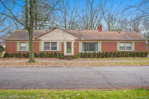 27721 Bloomfield Dr, Lathrup Village, MI 48076