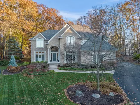 6839 Minnow Pond Dr, West Bloomfield, MI 48322