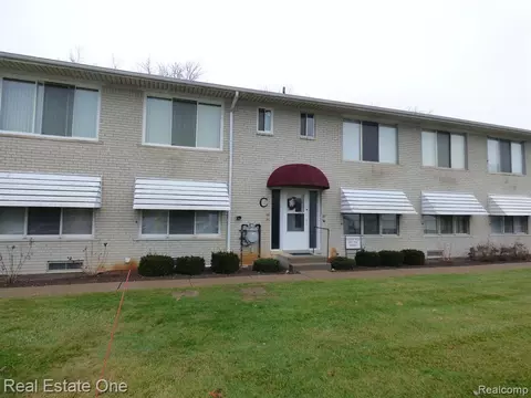 27094 Sandy Hill Ln #23, New Hudson, MI 48165