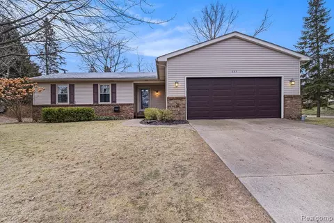 237 Buckhorn Dr, Lake Orion, MI 48362