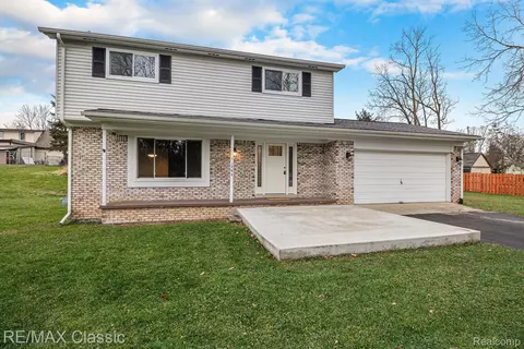 1260 Kirkwood St, Waterford, MI 48328