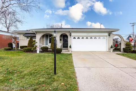 16751 Curtis St, Roseville, MI 48066