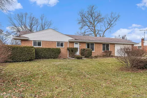 2093 N Pontiac Trl, Commerce, MI 48390