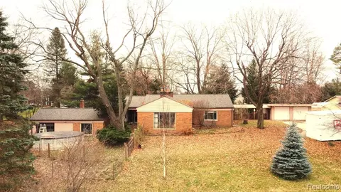 1100 Inwood Rd, Rochester, MI 48306