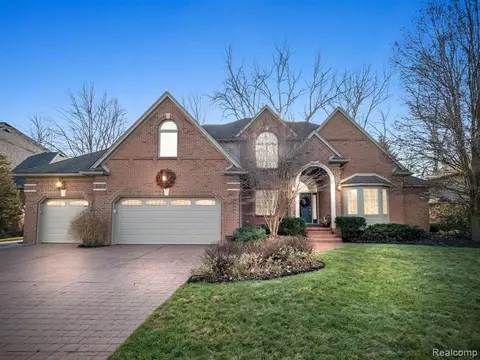 28058 Ashland Ave, Harrison Township, MI 48045