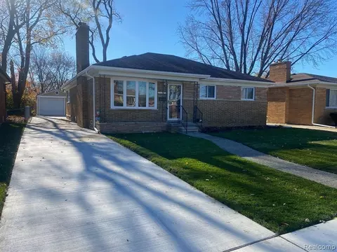 19906 Mauer St, Saint Clair Shores, MI 48080